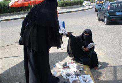 خليجية تبيع الصحف للمارة